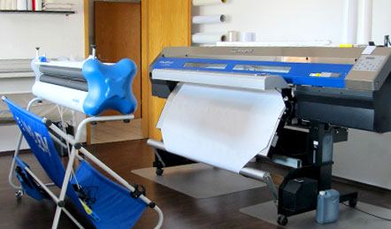 Großformat-Digitaldrucker im Betrieb