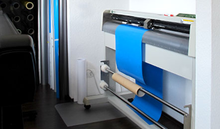 Schneideplotter beim Verarbeiten einer Folie