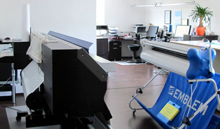 Produktionsraum von CM-Werbung mit Großformat-Drucker und Laminator